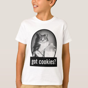 ジャグから牛乳を飲む猫 Tシャツ