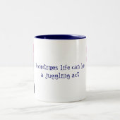 ジャグリング・アクト・パンダを生感動的きる ツートーンマグカップ (中央)