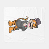 ジャケットと帽子を持つグルーミングとしてのタイガー フリースブランケット (正面(横))