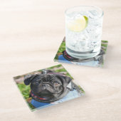 ジャケットを身に着けている黒いパグの子犬 ガラスコースター (アングル)