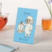 ジャケット漫画を持つ可愛い羊 台座サイン (インサイチュ)