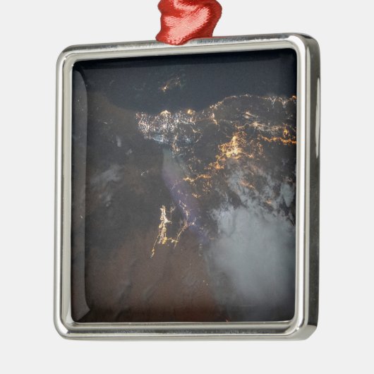 ジャザンとその郊外のシティライト メタルオーナメント (左)