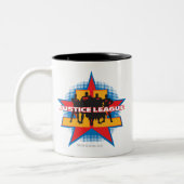 ジャスティスリーグのシルエットとスターの背景 ツートーンマグカップ (左)