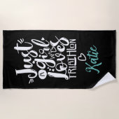 ジャストアガールTriathlonインスピレーション白黒Typo ビーチタオル (正面)