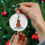 ジャストチェリンチェリスト演奏音楽チェロカスタム セラミックオーナメント<br><div class="desc">この「Just Cellin」クリスマスの装飾素晴らしは、チェリストのための贈り物を作るか、あなたは単に寒い時や特別な機会のために自分自身のための治療として。上の「私たちの」ボタンを使用して休日の名前または年パーソナライズされたを追加する</div>