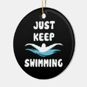 ジャスト保イミング – スイムおもしろいスポーツ泳ぐ人 セラミックオーナメント (左)