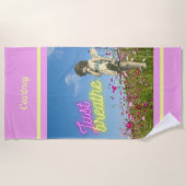 ジャスト呼吸ヴィンテージエンジェルパーソナライズされた ビーチタオル (正面)