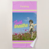 ジャスト呼吸ヴィンテージエンジェルパーソナライズされた ビーチタオル (正面)