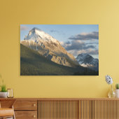 ジャスパー国立マリーニュ湖の近くの高峰 キャンバスプリント (インサイチュ (リビング))