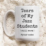 ジャズの学生たちの涙がまだ温おもしろいかい ツートーンマグカップ<br><div class="desc">コーヒマグ「Tears of My Jazz Students Still Warm」を使って笑いながら一日をおもしろいキック!ジャズ先生、インストラクター、音楽愛好家に最適なマグカップは、コーヒーや紅茶の休憩にユーモアをもたらす。耐久性に優れたセラミック製で、日常の使用に適した設計となっており、家庭、教室、スタジオにおもしろいを追加できる。あなたは自分を扱うかギフトを探すかユニークにかかわらず、このマグは良いジャズのジョークを楽しむ人と正しいコードを打つことに間違いない。</div>