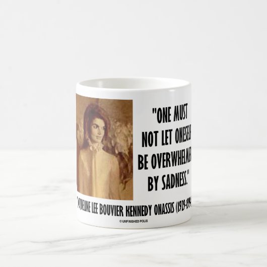 ジャッキーケネディのポートレート許可されなかった自分自身悲しさ コーヒーマグカップ (中央)