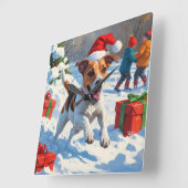 ジャックラッセル走がクリスマス帽子と雪に降りてくる スクエア壁時計 (傾斜)