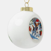 ジャックラッセル走がクリスマス帽子と雪に降りてくる セラミックボールオーナメント (左)