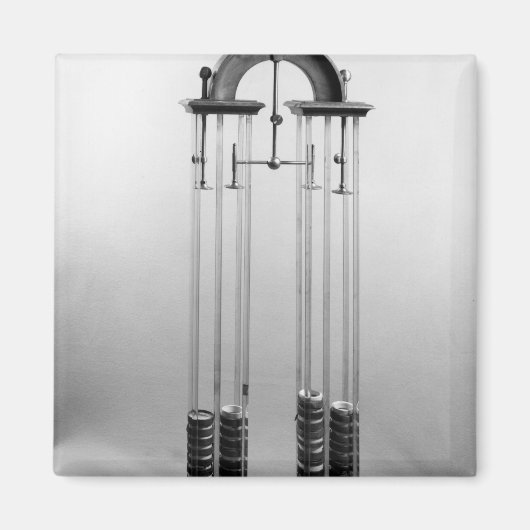 ジャック・アレクサンドル・チャールズのために作られたヴォルテール杭 マグネット (正面)