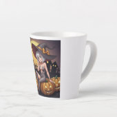 ジャック・オ・ランタンの緑のアイハロウィーンの魔女 カフェラテマグ (右アングル)