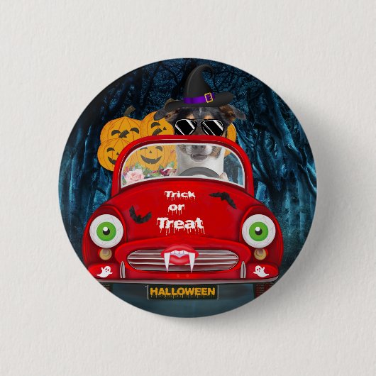 ジャック・ラッセル・テリアが運転するハロウィンの怖い車 缶バッジ (正面)