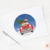 ジャック・ラッセル・テリアが雪の中で車を運転するクリスマス ラウンドシール (封筒)