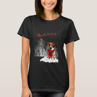 ジャック・ラッセル・テリアーが雪のクリスマを見ている Tシャツ
