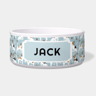 ジャック・ラッセル・テリアーの前足とボーンズ・ドッグ ボウル