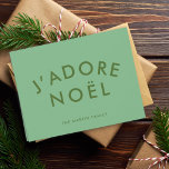 ジャドーレノエル |ミニマモダンリストラブクリスマスグリーン シーズンカード<br><div class="desc">J'adore Noelシンプル引用文アート折り畳まれたホリデーカードモダンと、トレンディーフェスティバルスタイルのセージ緑の背景にスタイリッシュ、森の緑のミニマルなタイポグラフィ。その引用文は「クリスマスが大好き」フランスのだ。クリスマスシーズンに最適なカードがパーソナライズされた群衆から目立つのは、挨拶、名前、年が簡単に！</div>
