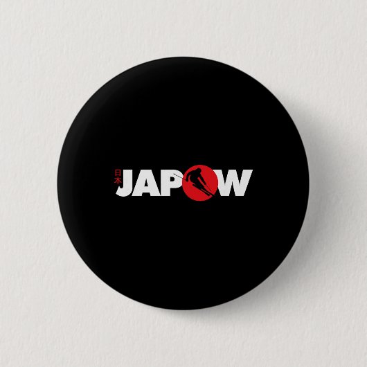 ジャパンスキーのシャツ ジャパウ パウダースキー 日本国旗 缶バッジ (正面)