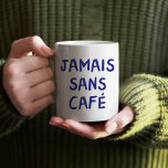 ジャマおもしろいイフランスのスサンカフェコーヒー引用文グラフィック コーヒーマグカップ<br><div class="desc">このおもしろいと「ジャマイスサンしゃれているカフェ」フランスのコーヒーマグでは、スマイルと少しスタイリッシュで一日を始める。コーヒー愛好家に最適な、このマグカップはよくはしゃぐ引用文とのフランスのデザインを備えユーモアのあるて、"Never Without Coffee"に翻訳。 あなたはコーヒー中毒の仲間に与えるか自分のためにそれを与えるか保にかかわらず、このマグカップはあなたの朝のルーチンのための理想的なコンパニオンである。グラフィックはっきりしたで軽やかなメッセージは会話の始まりとな素晴らしり、クラシックデザインはキッチンの装飾に簡単にフィットする。コーヒーマグでカフェインとシックユニークな滞在！</div>
