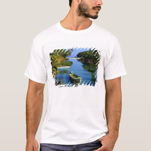 ジャマイカのオチョ・リオス近くの景勝河川 Tシャツ (正面)