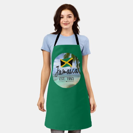 「ジャマイカ・エスト。1962インチビーチとジャマイカ国旗のアート エプロン (着用した状態)