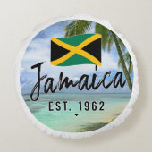 「ジャマイカ・エスト。1962インチビーチとジャマイカ国旗のアート ラウンドクッション (裏面)