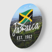 「ジャマイカ・エスト。1962インチ青い山と旗 ラージ壁時計 (傾斜)