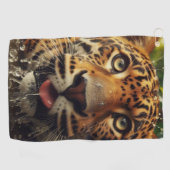 ジャングルで水をラッピングしながらヒョウが動く ゴルフタオル (横)