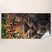 ジャングルで水をラッピングしながらヒョウが動く ビーチタオル (正面)