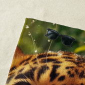 ジャングルで水をラッピングしながらヒョウが動く ビーチタオル (インサイチュ)