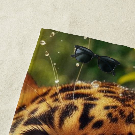 ジャングルで水をラッピングしながらヒョウが動く ビーチタオル (インサイチュ)