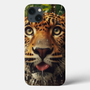 ジャングルで水を飲むヒョウの鋭い視線 iPhone 13ケース