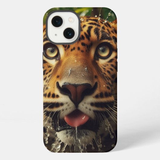 ジャングルで水を飲むヒョウの鋭い視線 iPhoneケース (裏面)