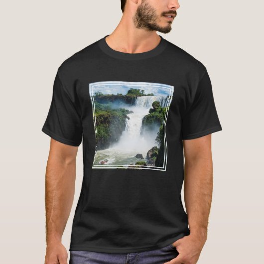ジャングルに囲まれたイグアス+フォールズ Tシャツ (正面)