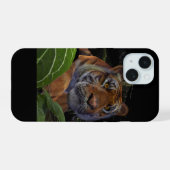 ジャングルに潜むトラ iPhone 15ケース (裏面横)
