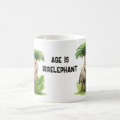 ジャングルに象遊の言葉おもしろい誕生日 コーヒーマグカップ (中央)
