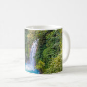 ジャングルの中の静謐な青い独特の滝 コーヒーマグカップ (正面右)