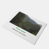 ジャングルの森の木の山の旅行の場所名を追加 ドアマット (アングル)