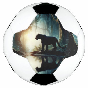 ジャングルの水たまりに写る黒いヒョウ サッカーボール