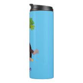 ジャングルの漫画の可愛ぶら下がったいチンパンジー タンブラー (回転右)