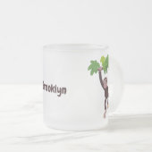 ジャングルの漫画の可愛ぶら下がったいチンパンジー フロストグラスマグカップ (正面右)