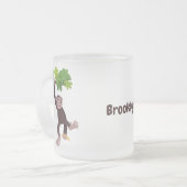 ジャングルの漫画の可愛ぶら下がったいチンパンジー フロストグラスマグカップ (正面左)