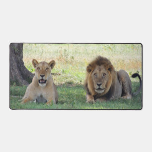 ジャングルの野生のライオン デスクマット