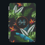 ジャングルサファリの緑の葉葉の黒色 iPad MINIカバー<br><div class="desc">シックな黒の背景。緑と青の熱帯雨林、ジャングル。ヤシの木とバナナの葉花模様、赤とオレンジの花の葉。名前とモノグラム文字の宇宙付きの黒とオレンジのフレーム。名前は手書文字のスタイルスモダンクリプト付き。</div>
