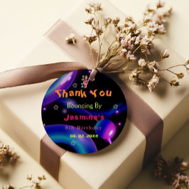 ジャンプトランポリン女カラフルの子の誕生日パーティー フェイバータグ