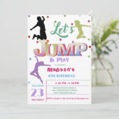 ジャンプトランポリン女カラフルの子の誕生日パーティー 招待状 (スタンド正面)