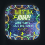 ジャンプバウンストランポリンパーティーネオングリーングロー ペーパープレート<br><div class="desc">鮮やかなネオンの光と緑、白、青の文字で誕生した誕生日パーティーをジャンプしようトランポリン公園素晴らしや、男の子と女の子のためのバウンスハウスの誕生日パーティー。</div>